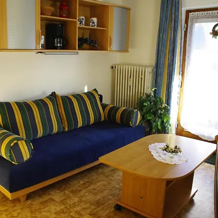 Mit Terrasse